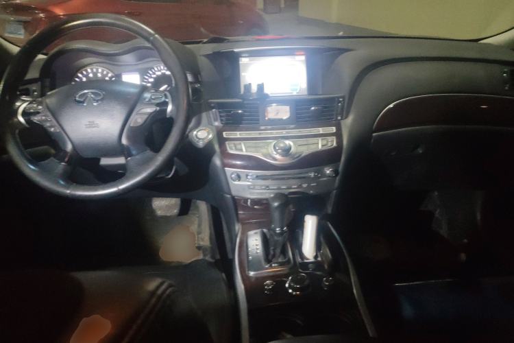 Used Infiniti M Series 2011 M25 Luxury Model Center Console