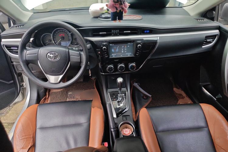 Used Toyota Corolla 2014 1.6L CVT GL Center Console