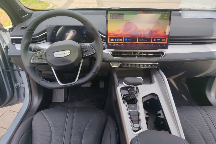 Used Geely Auto Preface 2025 Dongfang Yao 1.5TD Jinghong Edition+ Center Console