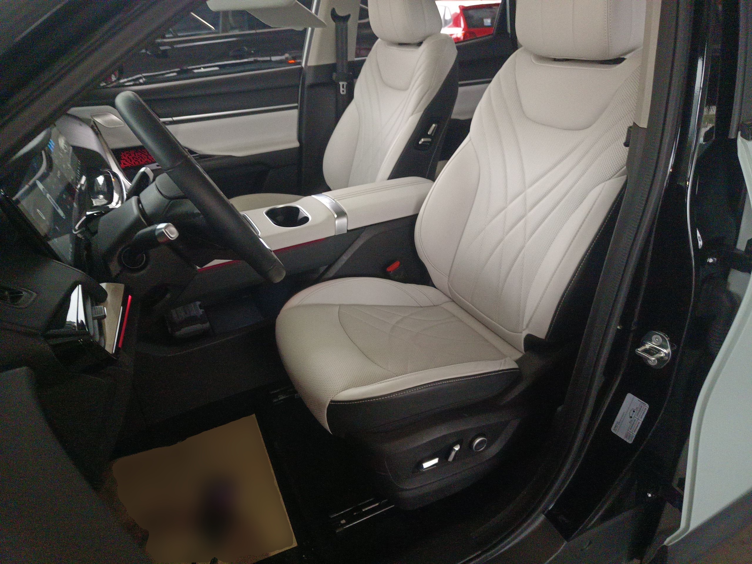 المقاعد الأمامية داخل السيارة