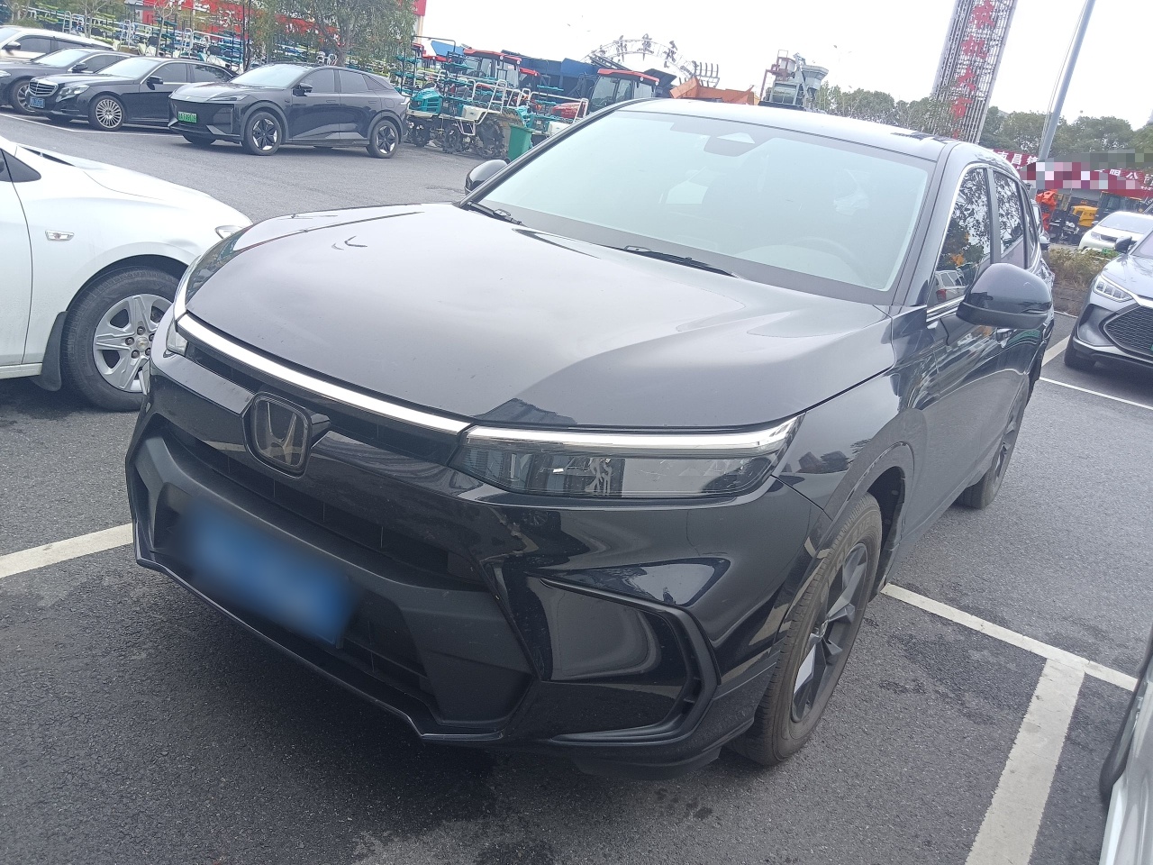 Под передней частью автомобиля