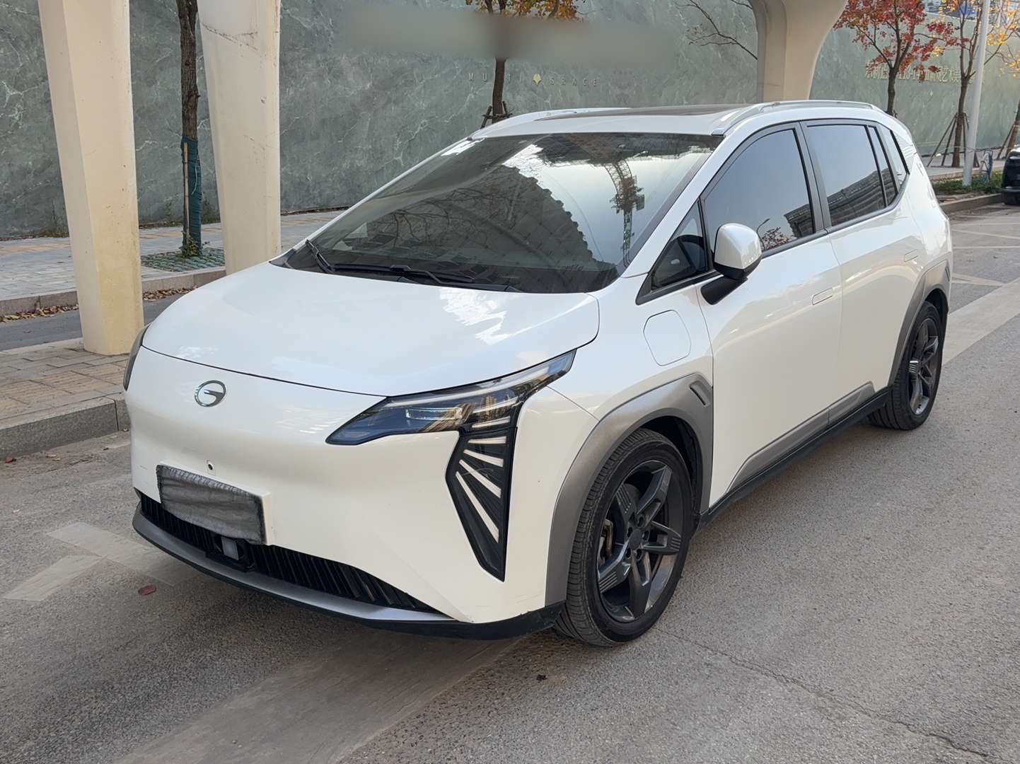 Под передней частью автомобиля