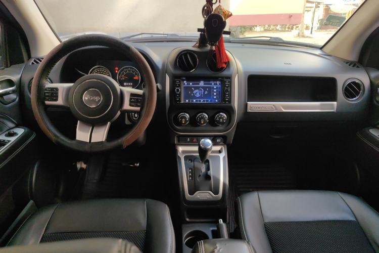 Used Jeep Compass 2014 Revised Version 2.4L Four-Wheel Drive Comfort Edition Center Console