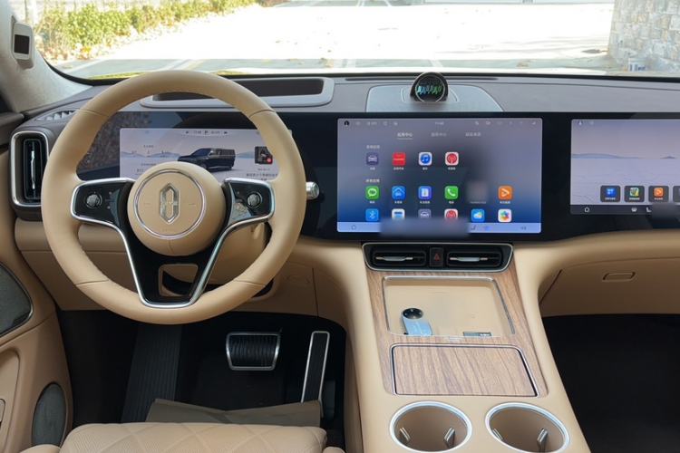 Used Hima AITO M8 2025 Extended-Range Ultra Version 53.4 kWh 6-Seater Edition Interior 4