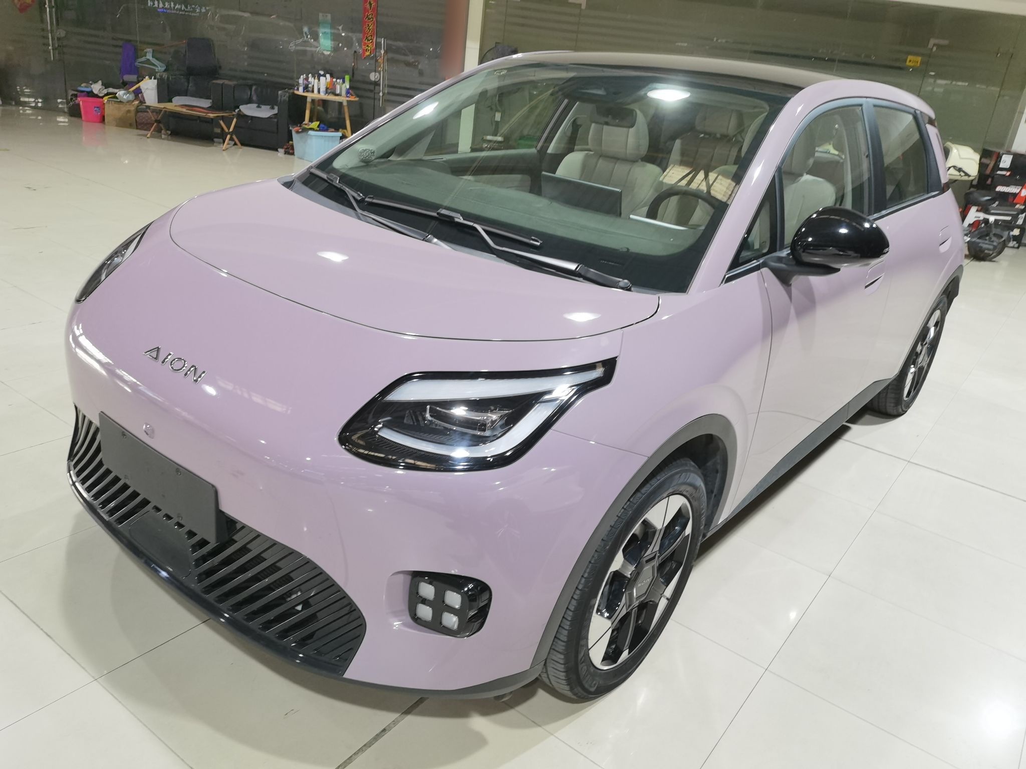 تحت مقدمة السيارة