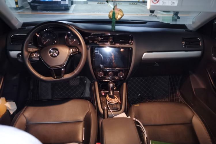 Used Volkswagen Sagitar 2018 1.6L Automatic Comfort Model Center Console