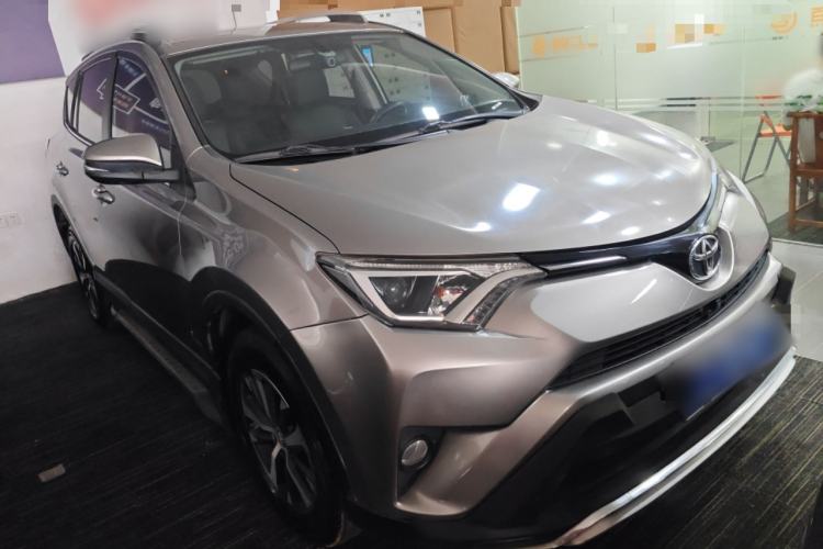 Used Toyota RAV4 2019 2.0L CVT Two-Wheel Drive Luxury Version China VI Standard
