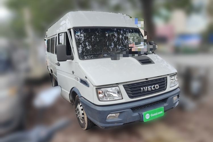 Used Iveco Daily 2020 2.5T A40 Passenger Van Dual Tires Mid-Roof Design 5-9 Seats China VI Emission Standard