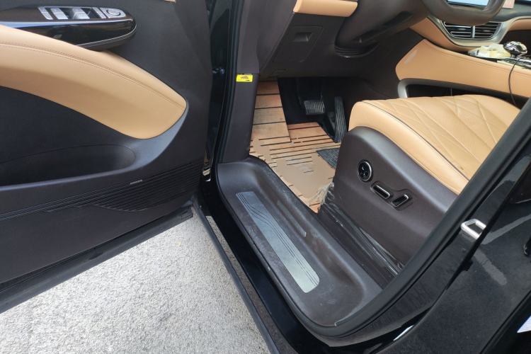 Used Denza D9 2024 DM-i 980 Four-Wheel Drive Prestige Model
