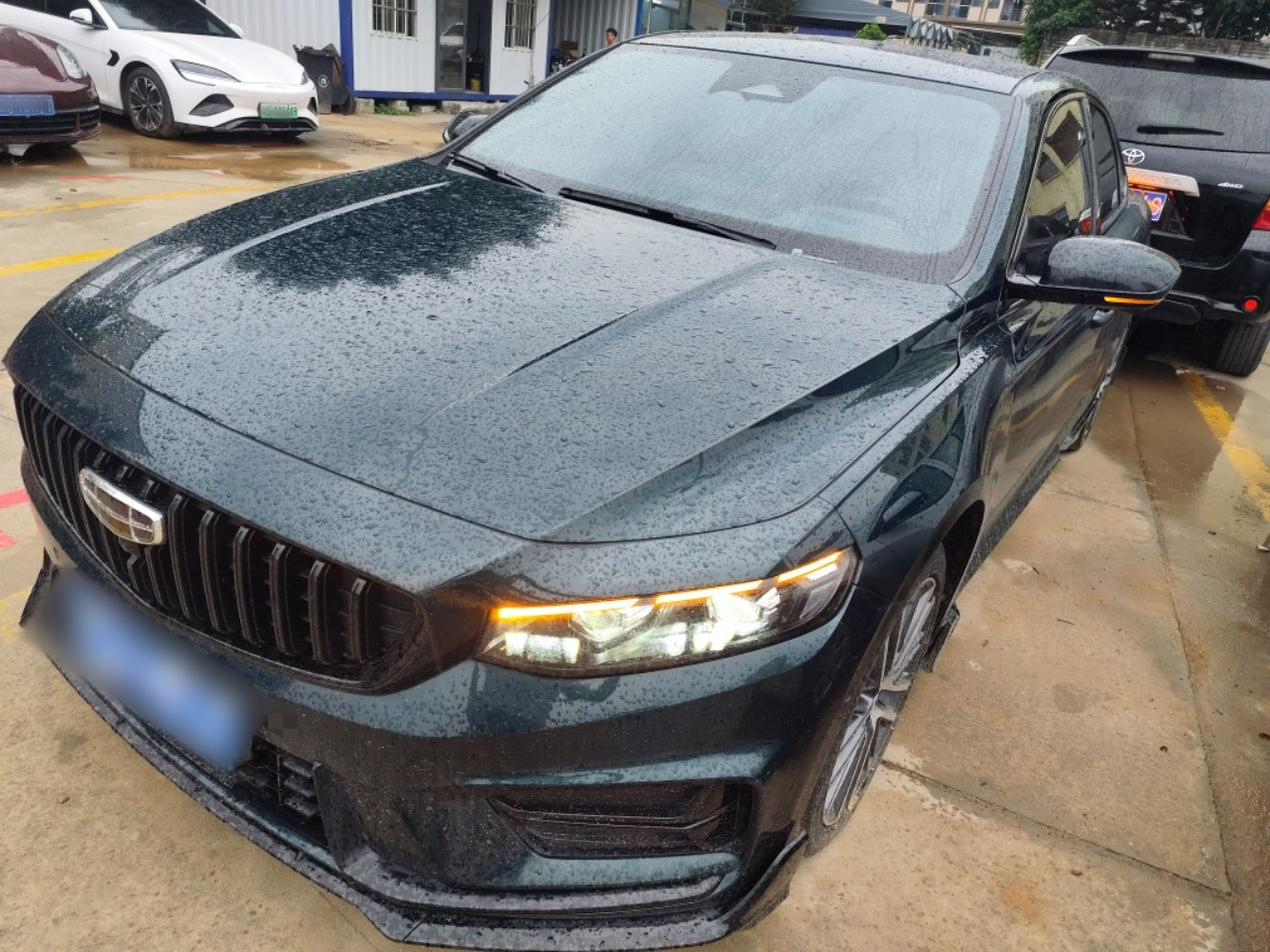 تحت مقدمة السيارة