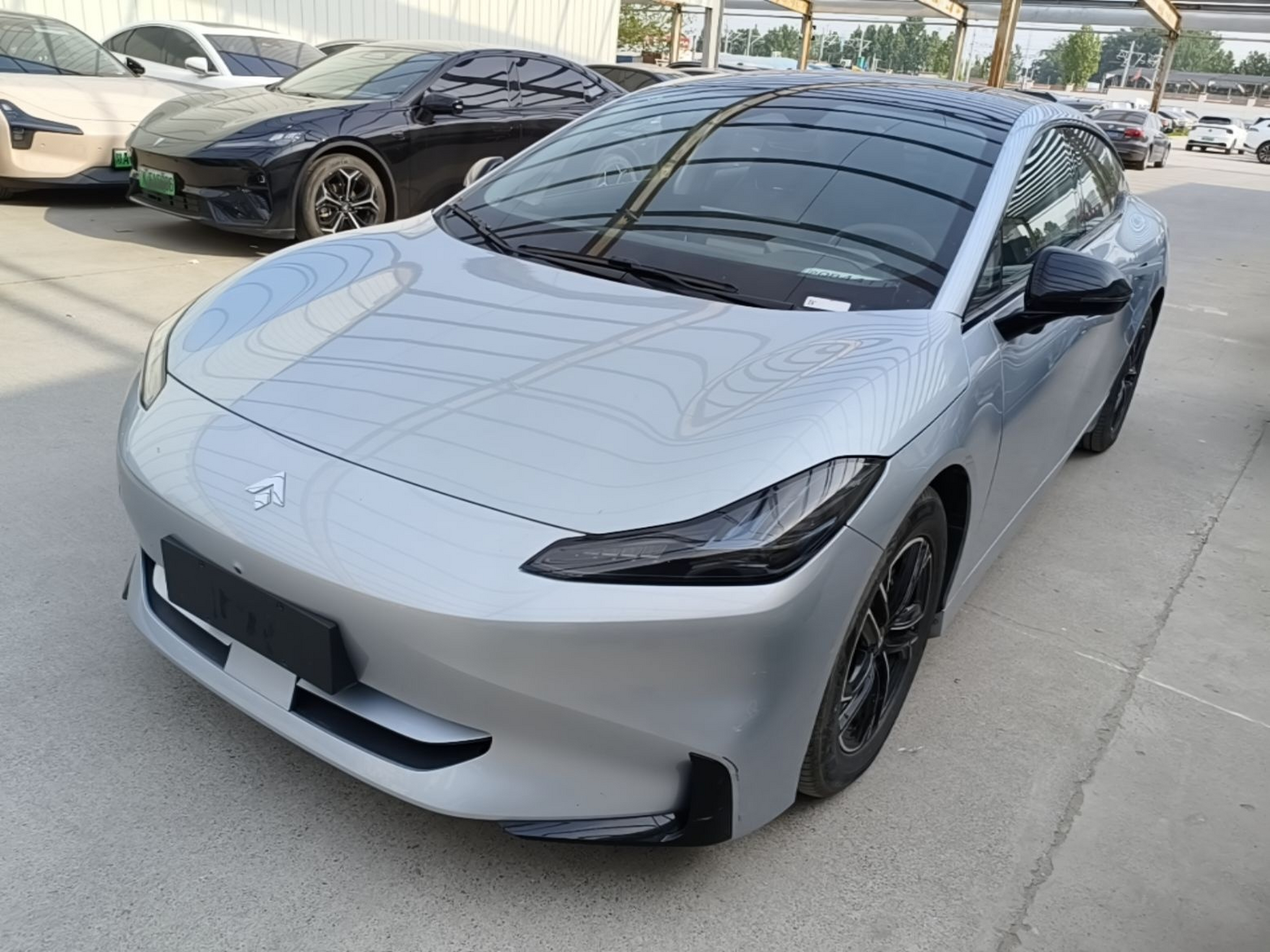 Под передней частью автомобиля