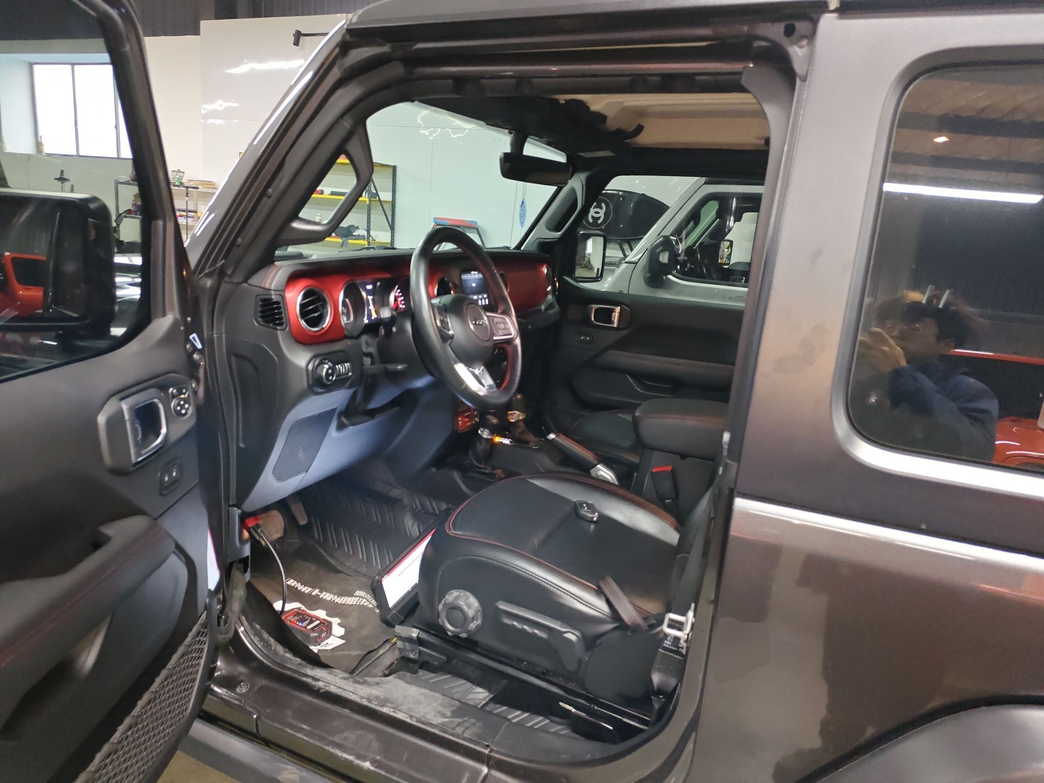 Переднее сиденье в автомобиле