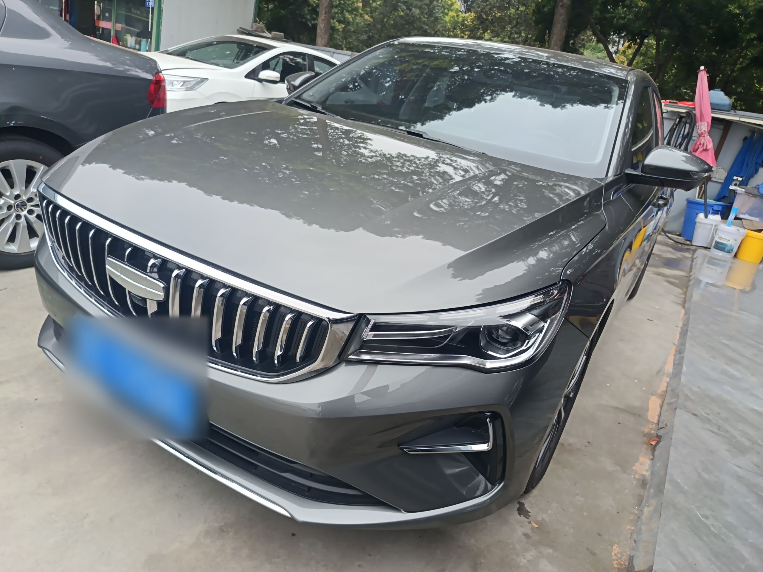 Под передней частью автомобиля