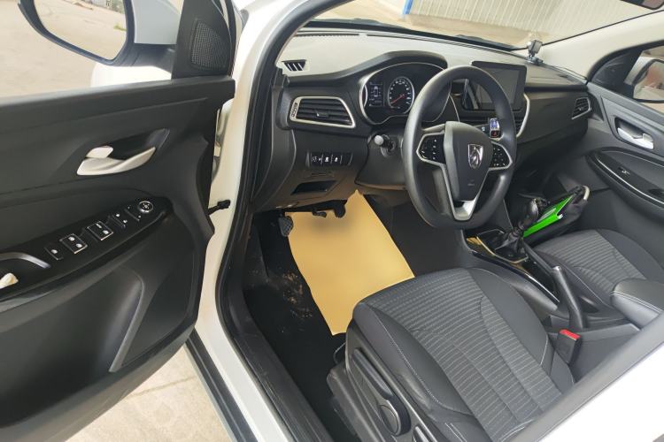 Used Baojun 730 2019 1.5T Manual Fashion Model 7-seater National V Driver Seat