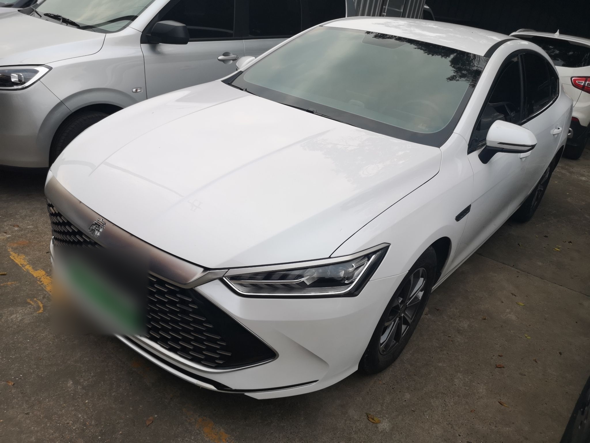 Под передней частью автомобиля