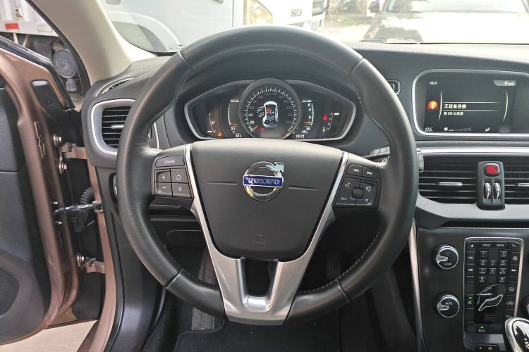 Used Volvo V40 2016 T4 Smart Luxury Edition
