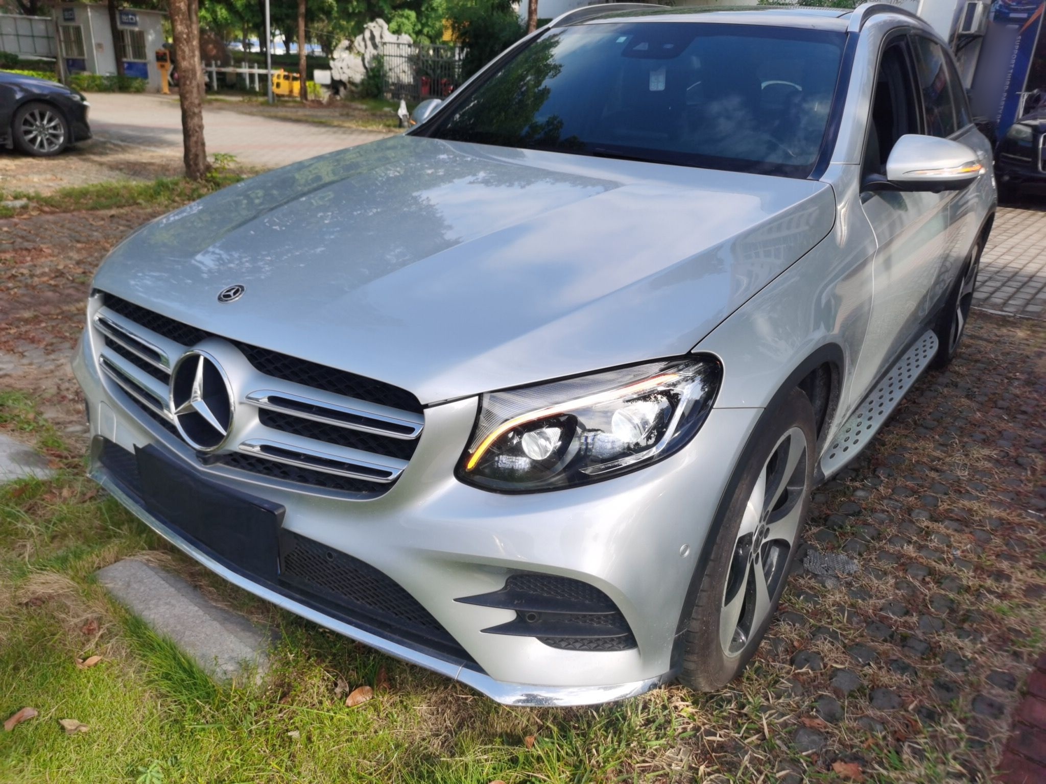 Под передней частью автомобиля