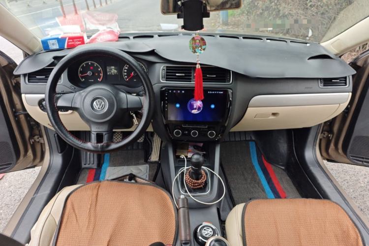 Used Volkswagen Sagitar 2012 1.6L Manual Comfort Model Center Console