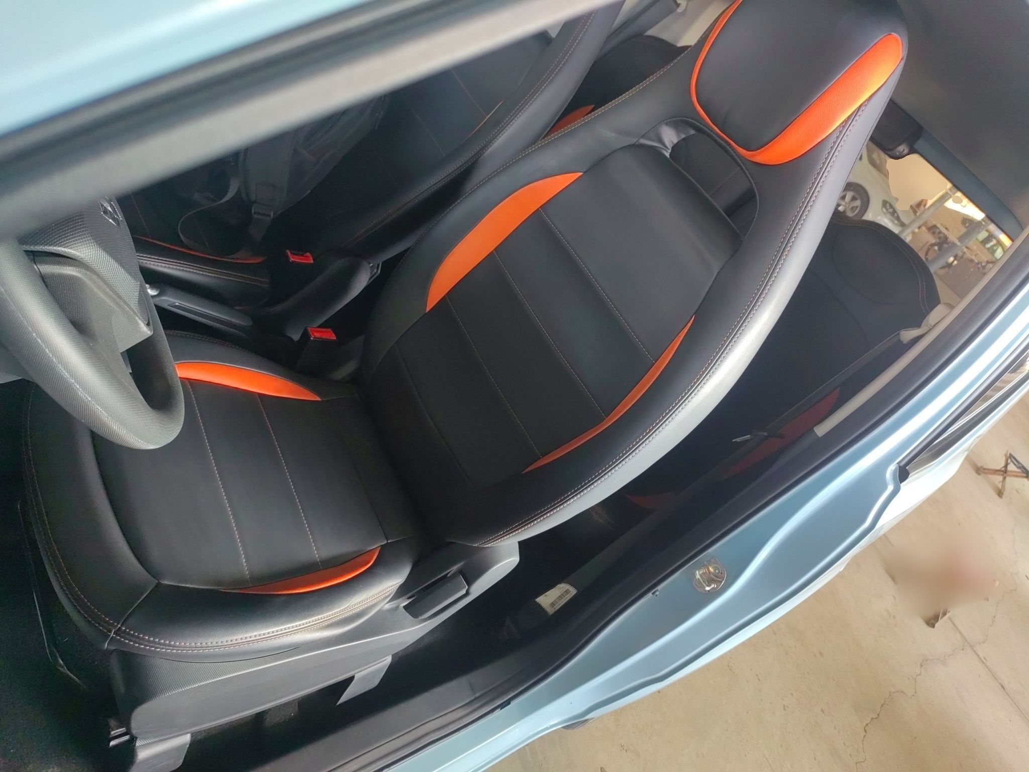 Переднее сиденье в автомобиле