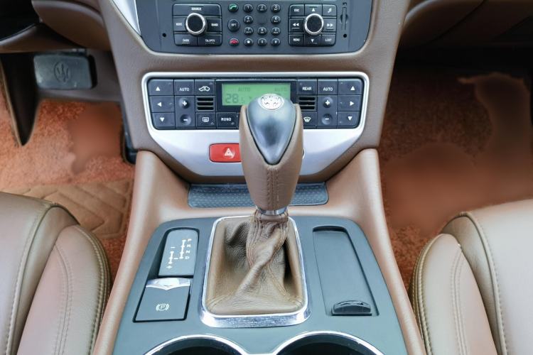 Used Maserati GranTurismo 2007 4.2L Standard Edition Interior 6
