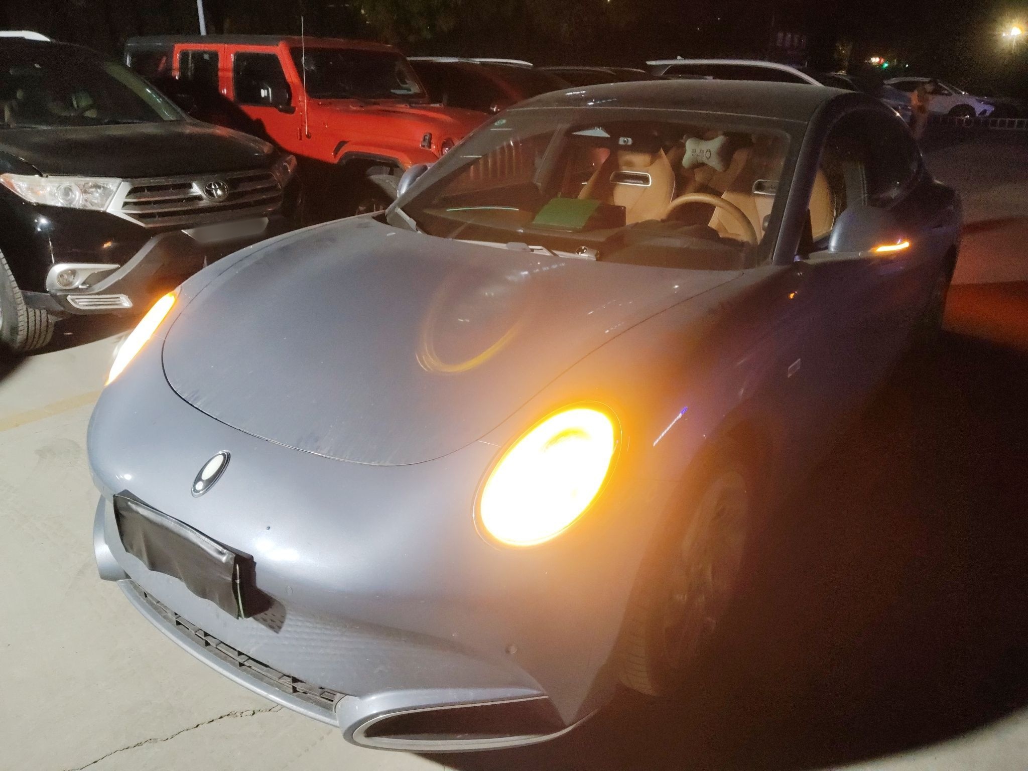 تحت مقدمة السيارة