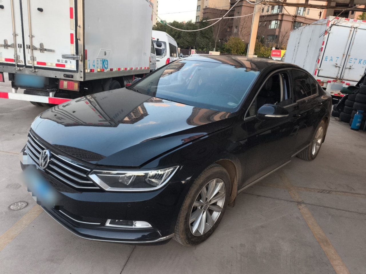 تحت مقدمة السيارة