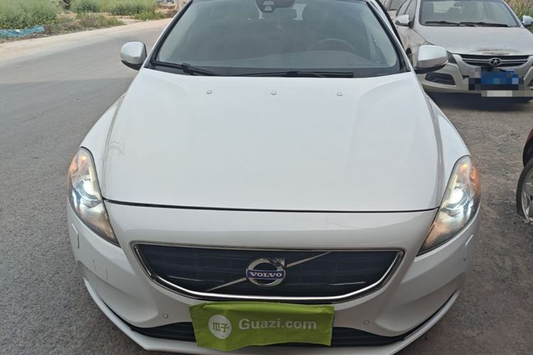 Used Volvo V40 2016 T4 Smart Luxury Edition Front