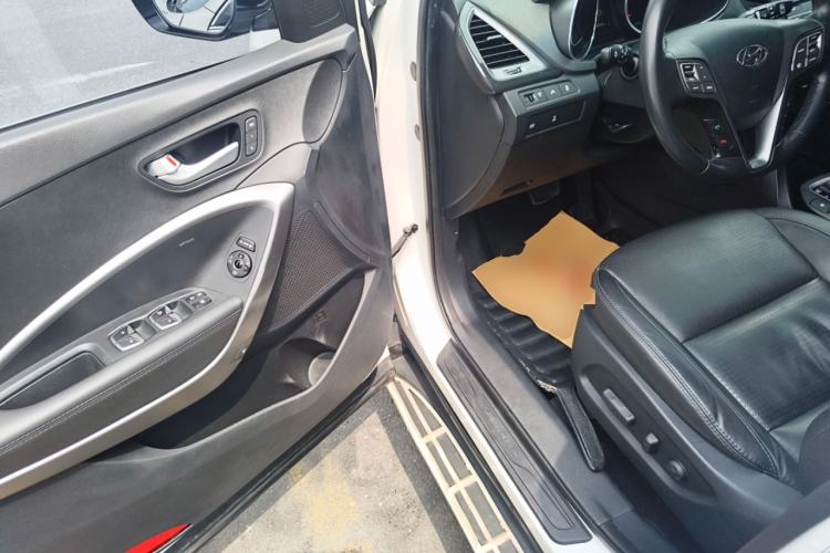 Used Hyundai Santa Fe 2013 Revised Version 2.4L Automatic All-Wheel Drive Luxury Trim