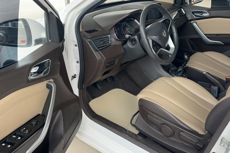 Used Baojun 310W 2017 1.5L Manual Fashion Model China V
