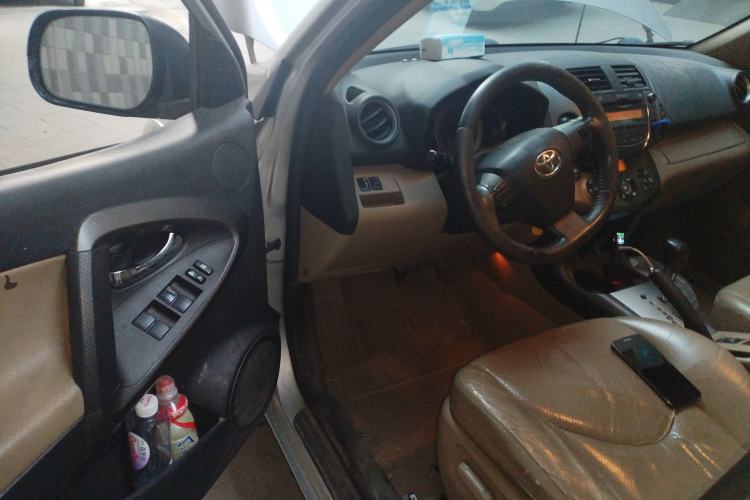 Used Toyota RAV4 2012 Luxurious 2.4L Automatic 4x4 with Stylish Features
