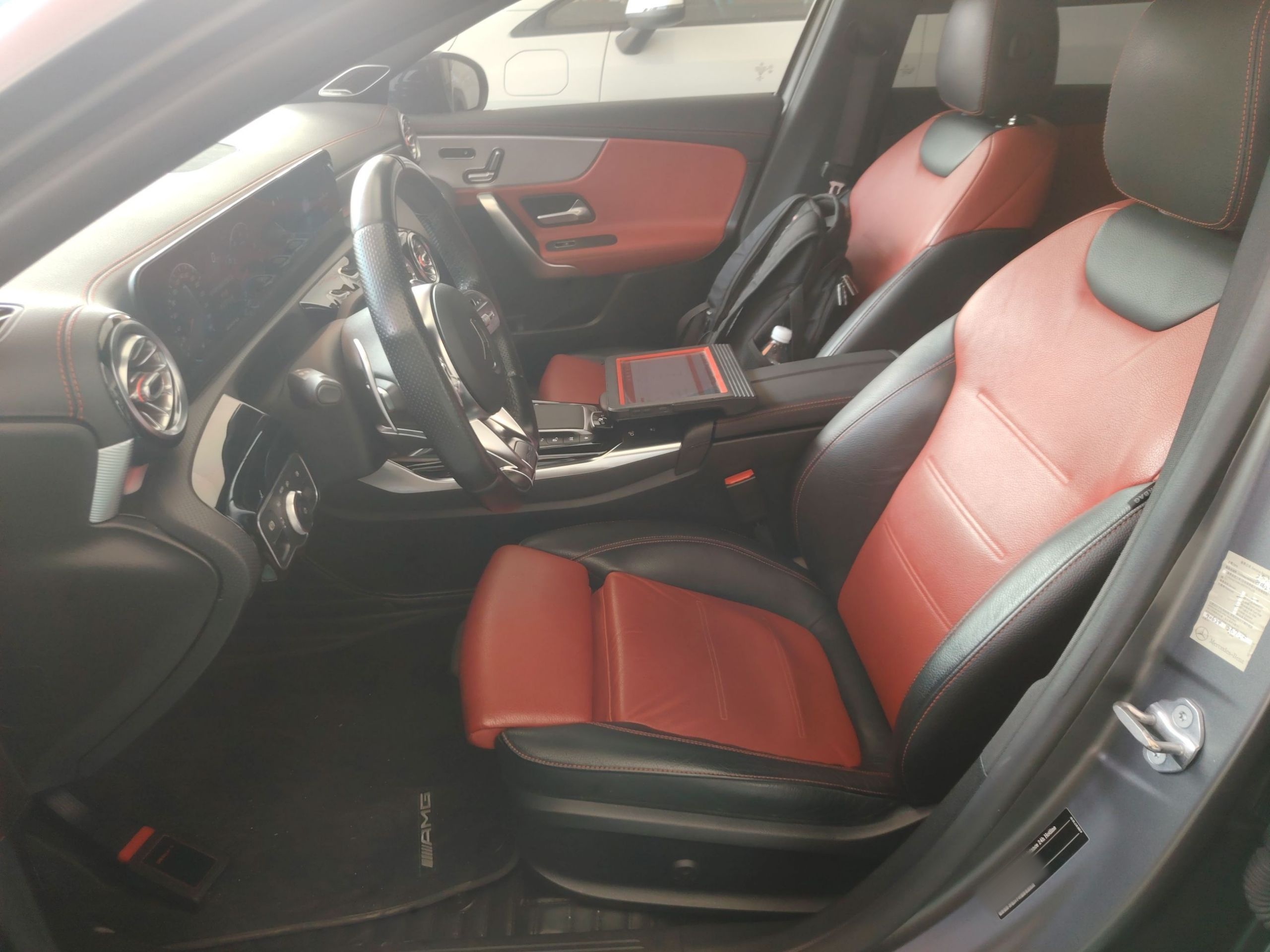 المقاعد الأمامية داخل السيارة