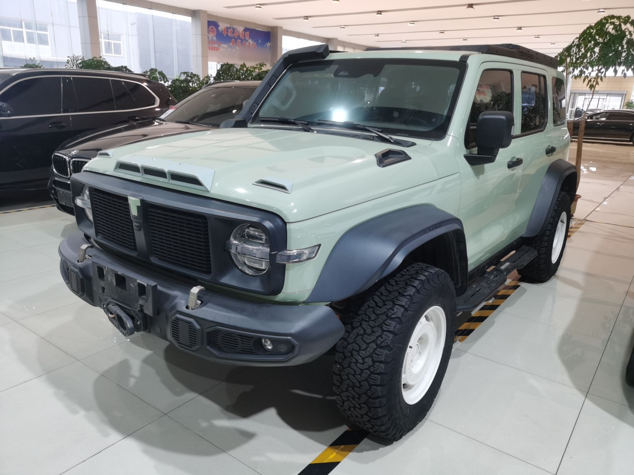 تحت مقدمة السيارة