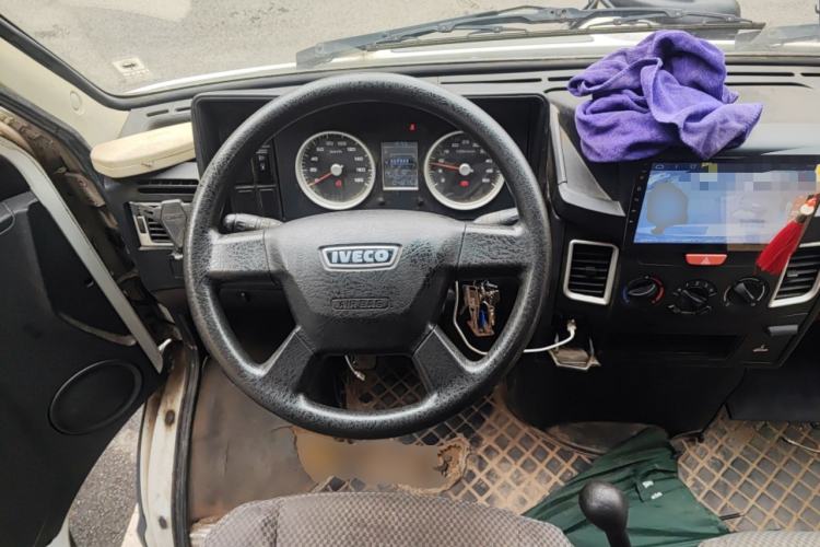 Used Iveco Daily 2020 2.5T A35 Passenger Van with Dual Tires Mid-Roof Design 5-9 Seater China V Emission Standard Steering Wheel