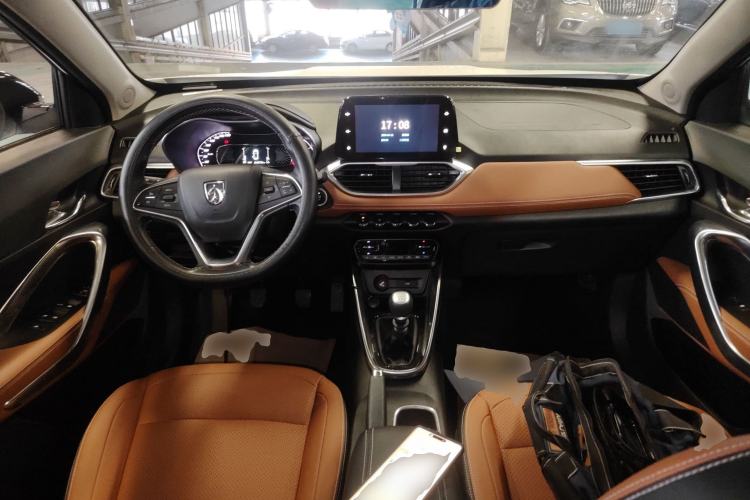 Used Baojun 510 2017 1.5L Manual Luxury Model Center Console