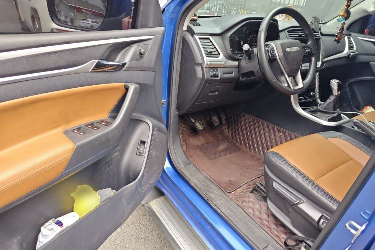 Used SAIC MAXUS T70 2021 2.0T Diesel Manual Two-Wheel Drive Entry-Level Version with Long Bed and High Ground Clearance
