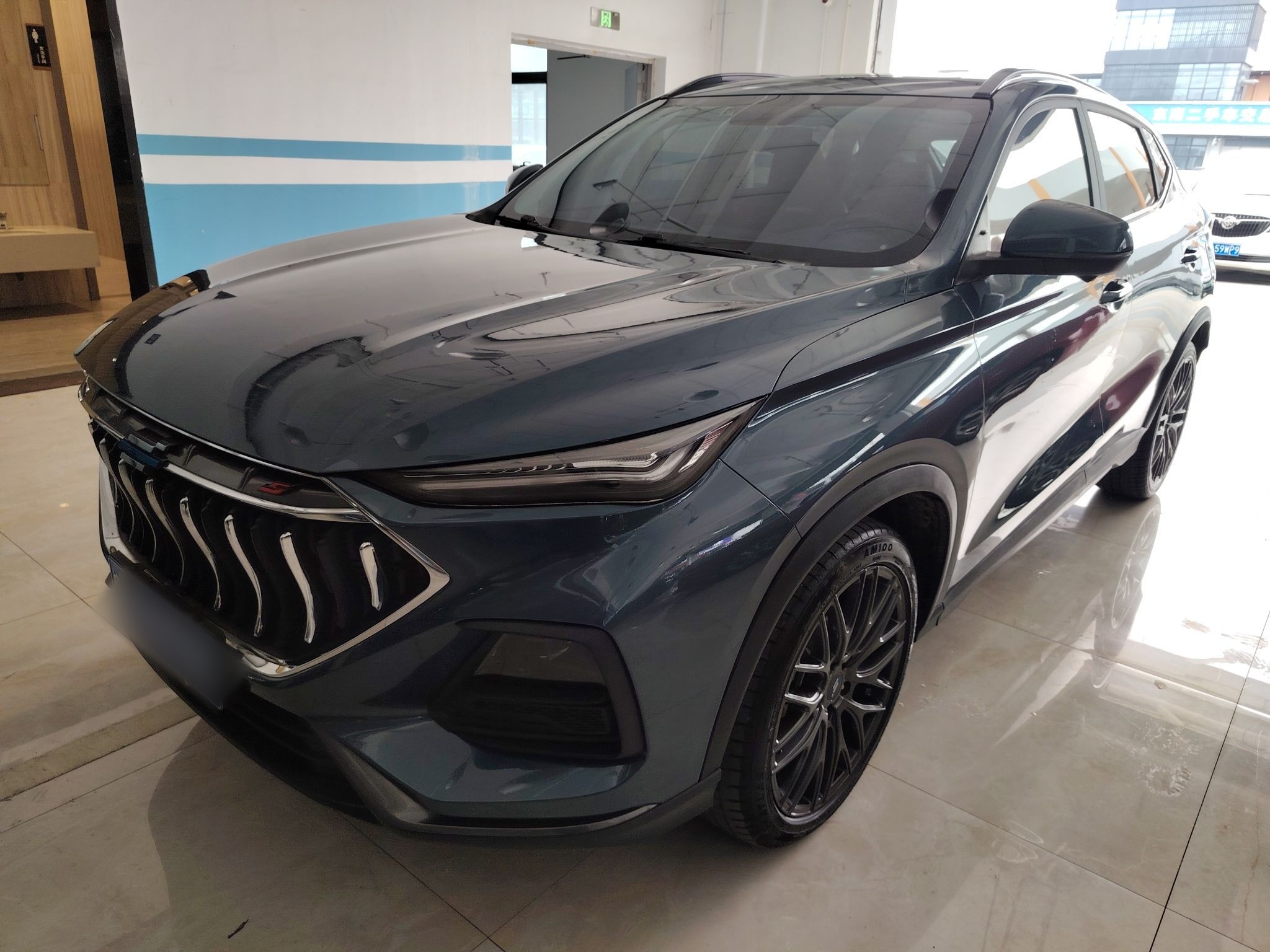 Под передней частью автомобиля