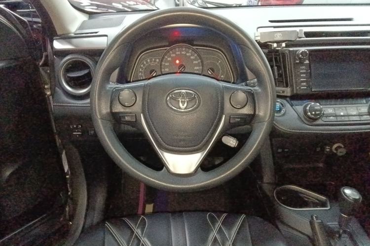 Used Toyota RAV4 2016 2.0L CVT Two-Wheel Drive Fashion Edition China V Standard Steering Wheel