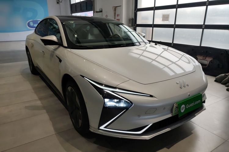 Used IM L7 2022 Dynamic Model Front Right 45 Deg