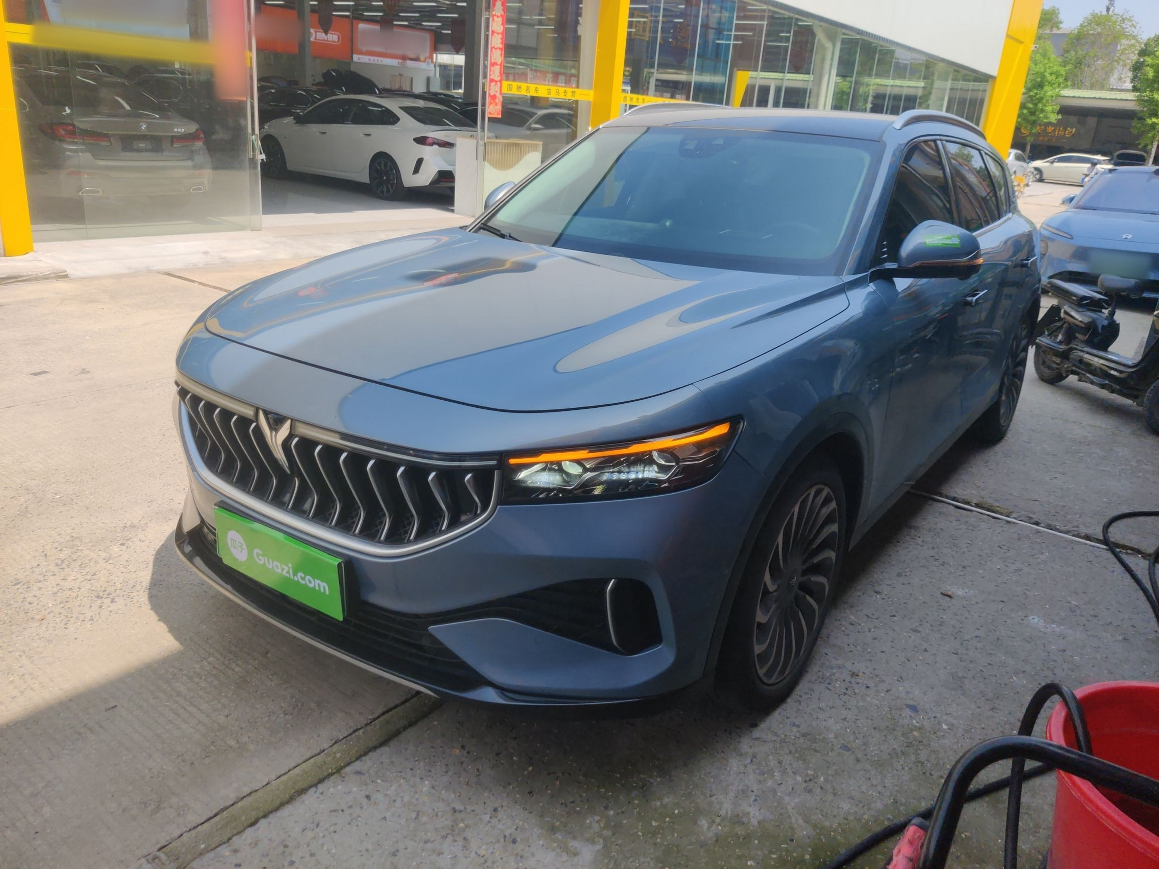 Под передней частью автомобиля