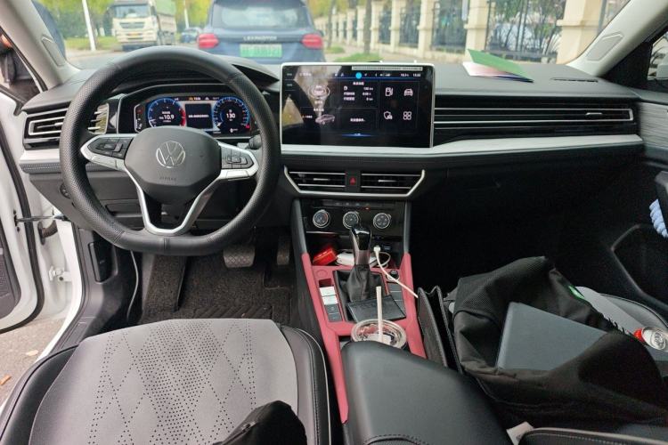 Used Volkswagen Sagitar 2025 Revised 300TSI DSG Excellence Edition Center Console