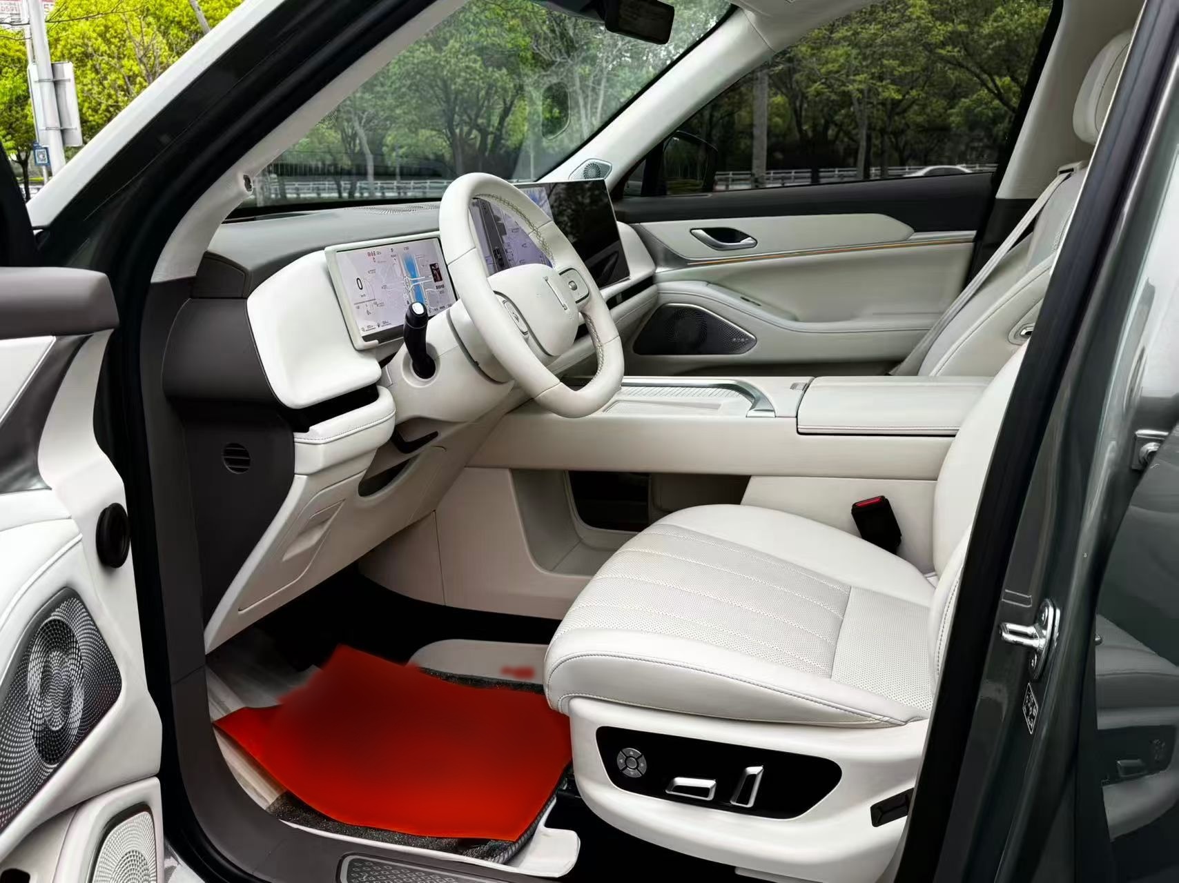 Переднее сиденье в автомобиле