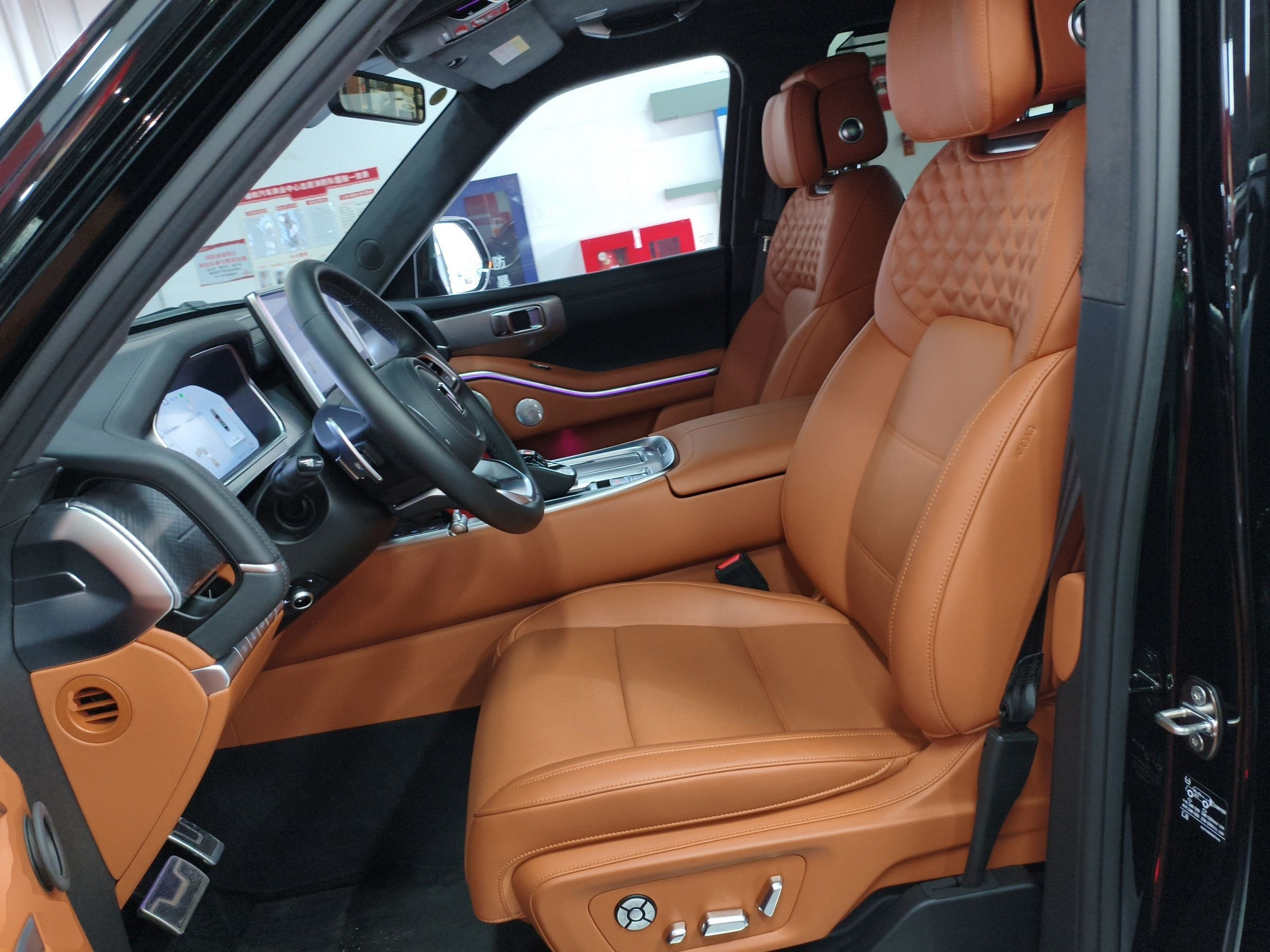 المقاعد الأمامية داخل السيارة