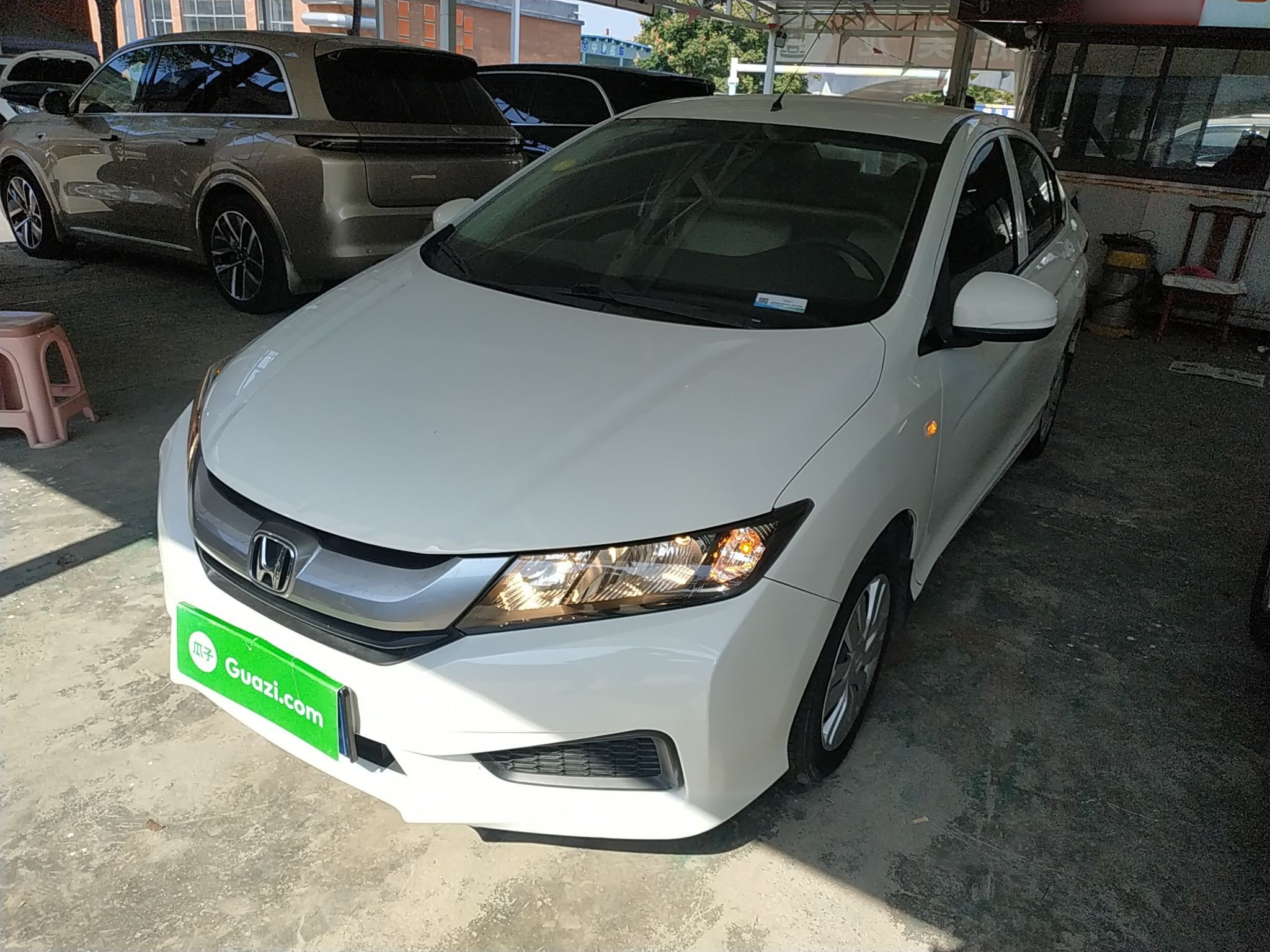 تحت مقدمة السيارة