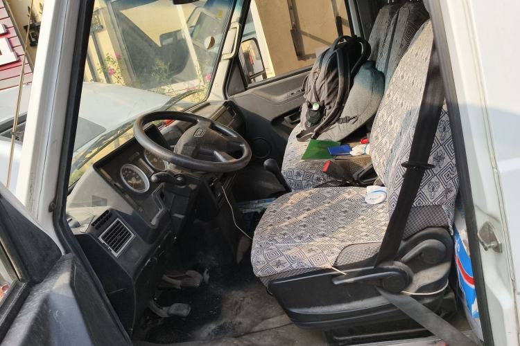 Used Iveco Daily 2020 2.5T A35 Passenger Van with Dual Tires Mid-Roof Design 5-9 Seater Side-Sliding Door China V Emission Standard