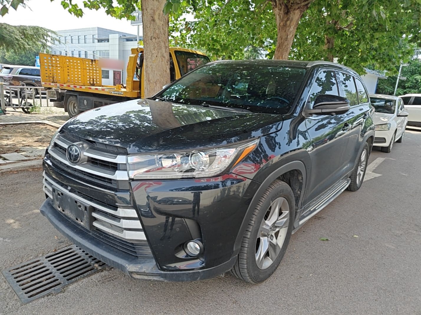 Под передней частью автомобиля