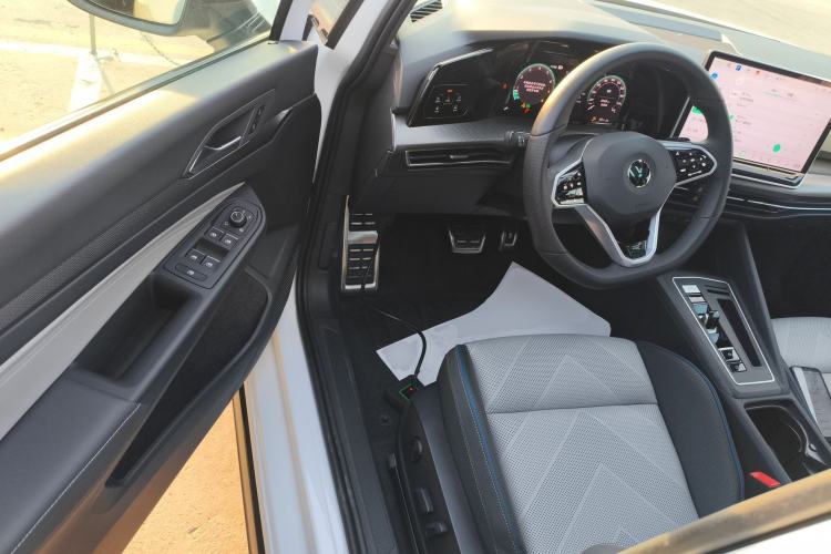 Used Volkswagen Golf 2025 300TSI R-Line
