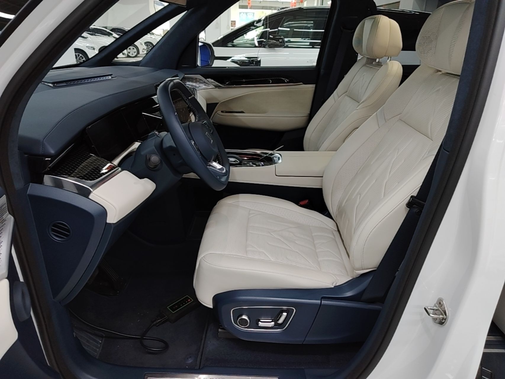 Zeekr 009 2024 7-Seater Walk-Through Version Four-Wheel Drive 108 kWh — снимка 17