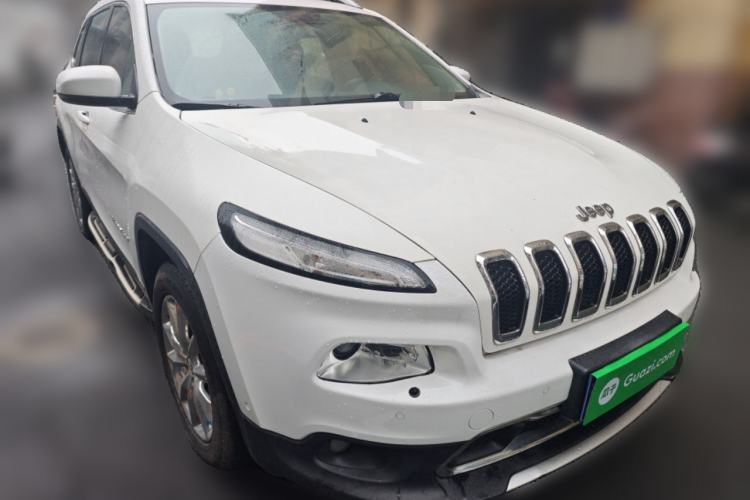Used Jeep Cherokee 2016 2.4L Superior Edition Front Right 45 Deg