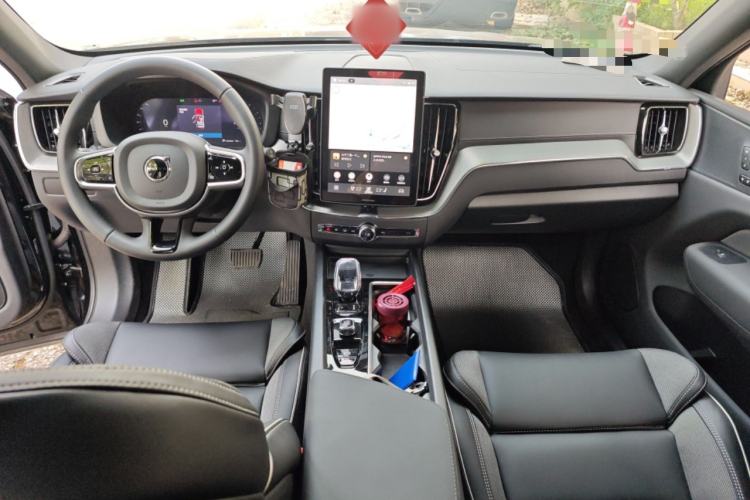 Used Volvo XC60 2026 B5 4x4 Smart Range Extreme Night Black Edition Center Console