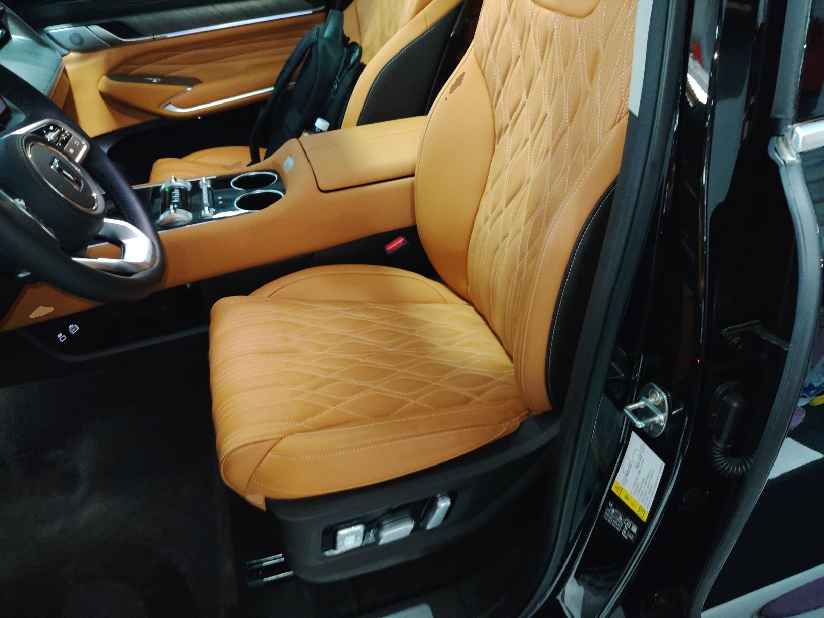 المقاعد الأمامية داخل السيارة